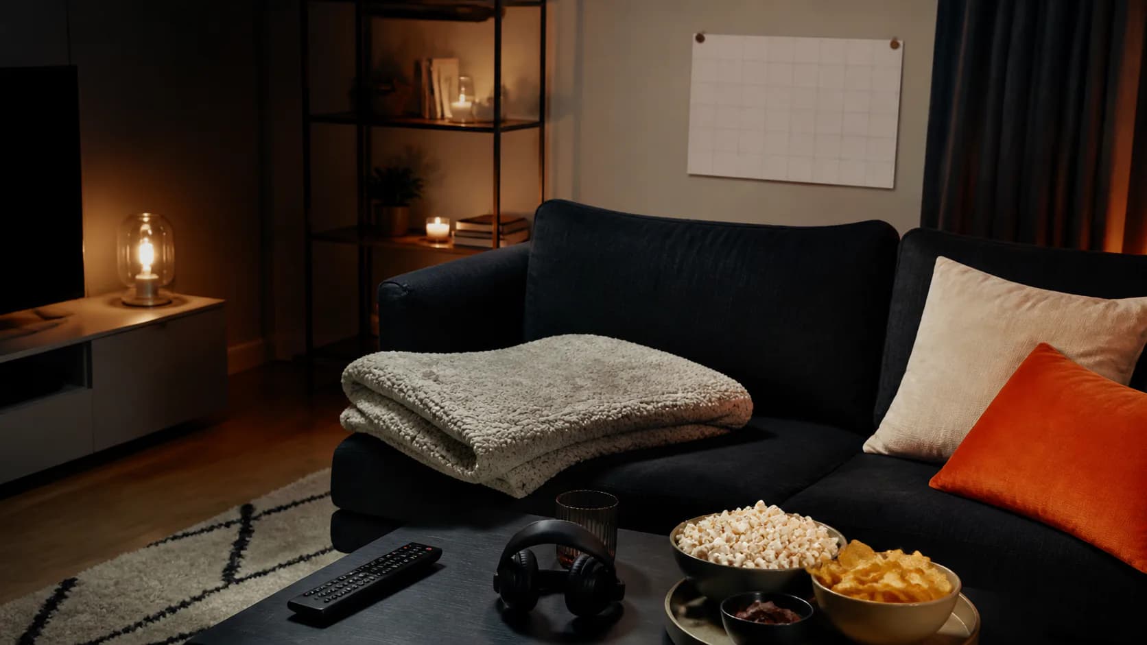 Voorbereide woonkamer met weekendplanner, snacks en koptelefoon