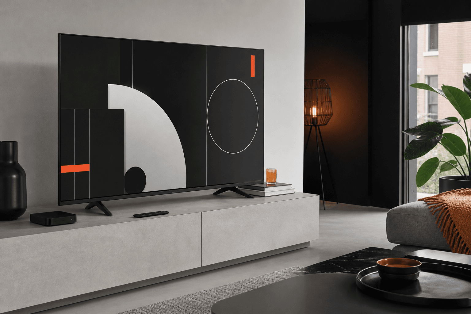 Moderne televisie met streamingapparaat en afstandsbediening